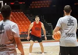 Jugadores del Valencia Basket con la camiseta de Luanvi.