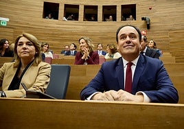 Pérez Llorca junto a la vicepresidenta Camarero, en Les Corts.