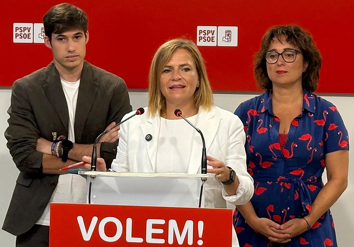 Pilar Bernabé junto a Borja Sanjuan y Rosa Domínguez en la sede del PSPV