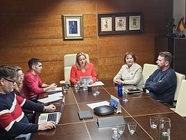 La alcaldesa y varios ediles, durante la comparecencia de hoy.