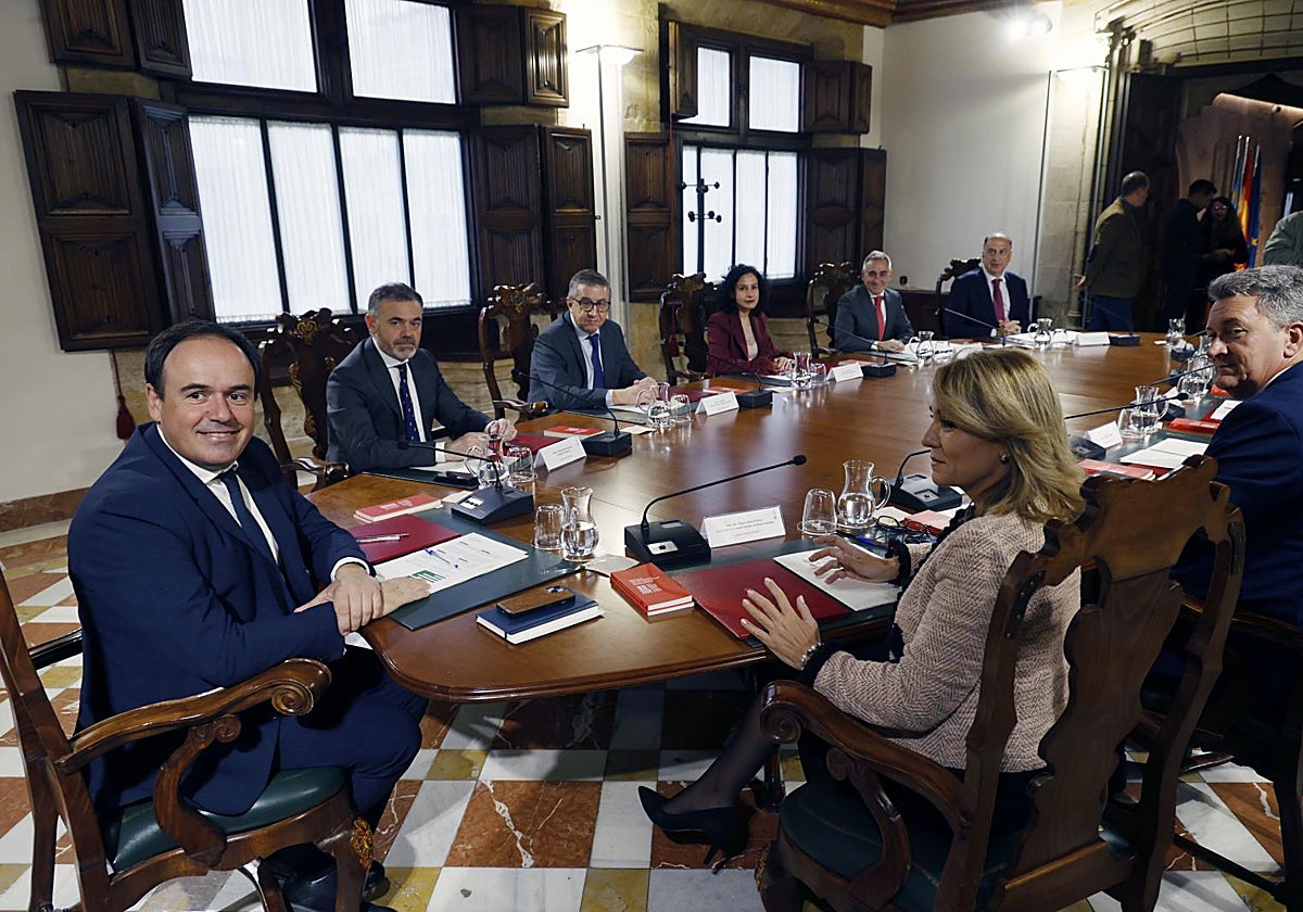 El nuevo Consell, con Pérez Llorca, a la izquierda, presidiéndolo.