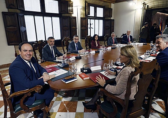 El nuevo Consell, con Pérez Llorca, a la izquierda, presidiéndolo.