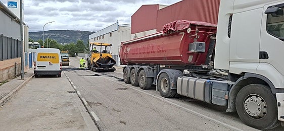 Los trabajos de repavimentación ya se han iniciado en el polígono.