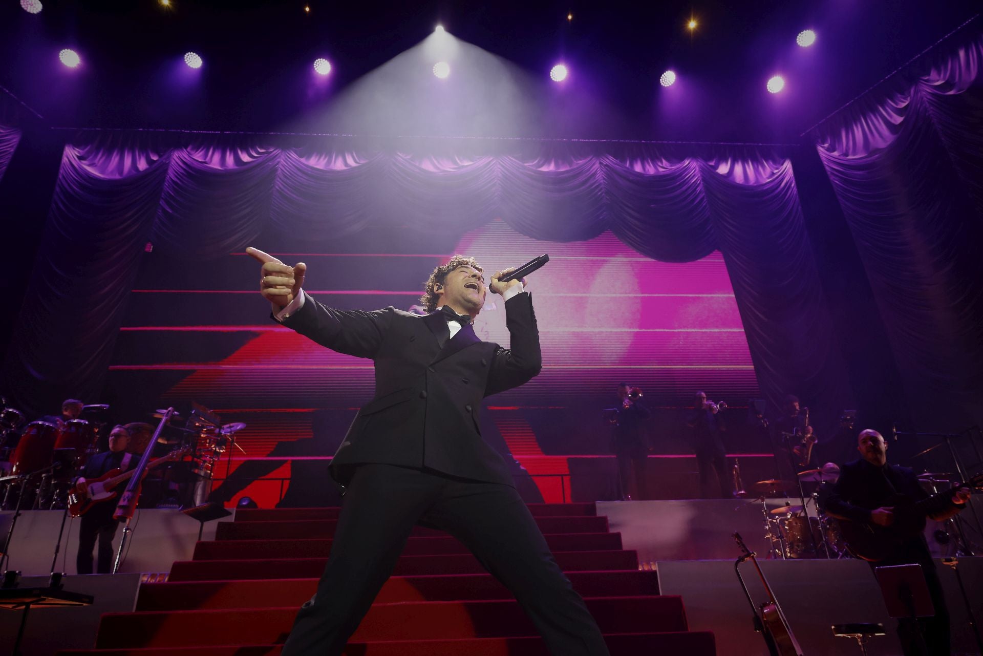 FOTOS | Bisbal llena de Navidad el Roig Arena