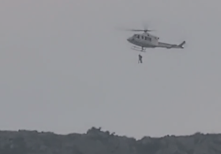 Imagen del rescate de uno de los hombres.