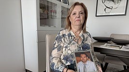 María Cristina clama justicia por la muerte de su hijo, en accidente in itinere durante la dana, mientras sostiene su fotografía.