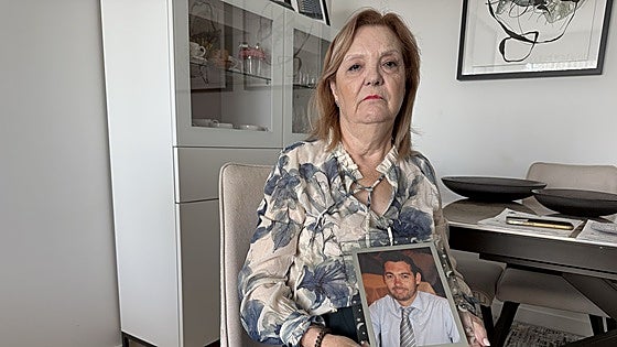 María Cristina clama justicia por la muerte de su hijo, en accidente in itinere durante la dana, mientras sostiene su fotografía.