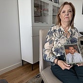 María Cristina clama justicia por la muerte de su hijo, en accidente in itinere durante la dana, mientras sostiene su fotografía.