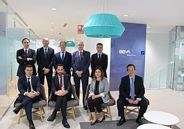 En el centro, de pie, el director de Patrimonios de la dirección territorial Este de BBVA, Santiago Espi.