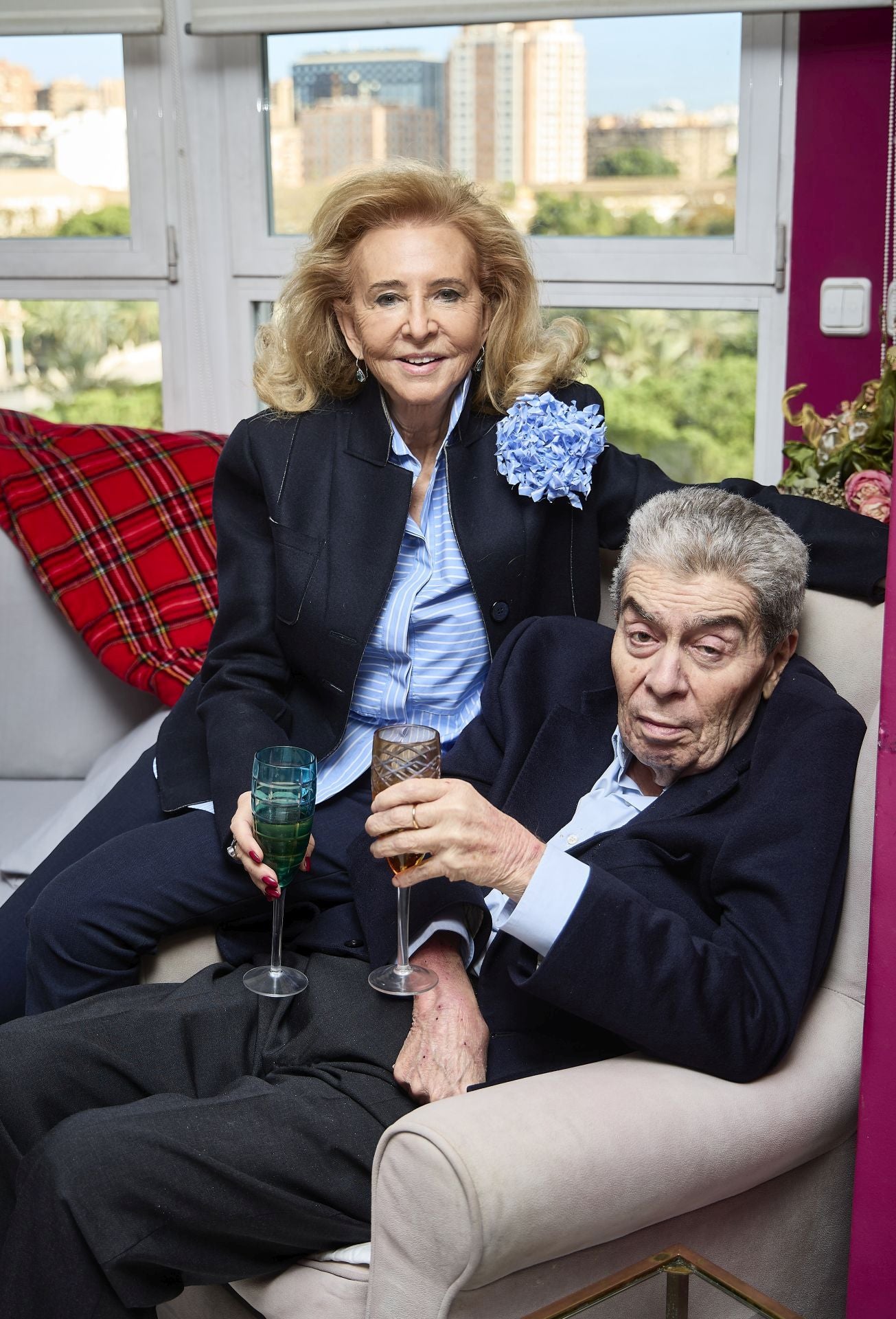 Mayrén Beneyto y Ramón Almazán, brindando en un rincón de su salón.