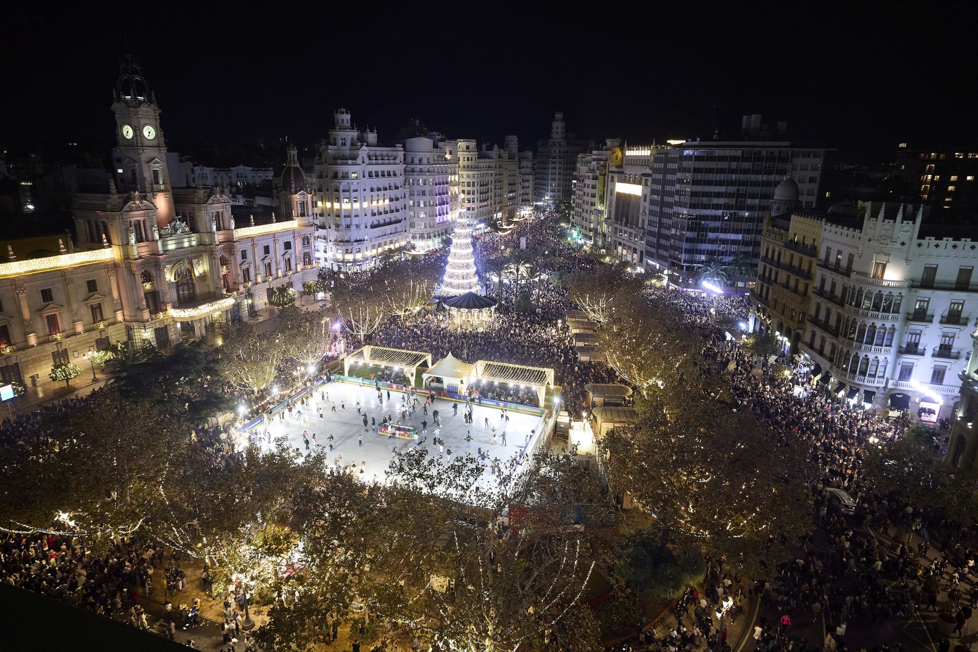 FOTOS | Las Navidades y el Maratón dejan las calles de Valencia a rebosar: «Es como si estuviéramos en Fallas»