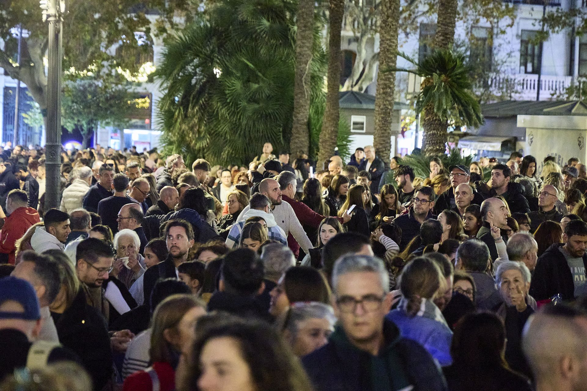 FOTOS | Las Navidades y el Maratón dejan las calles de Valencia a rebosar: «Es como si estuviéramos en Fallas»