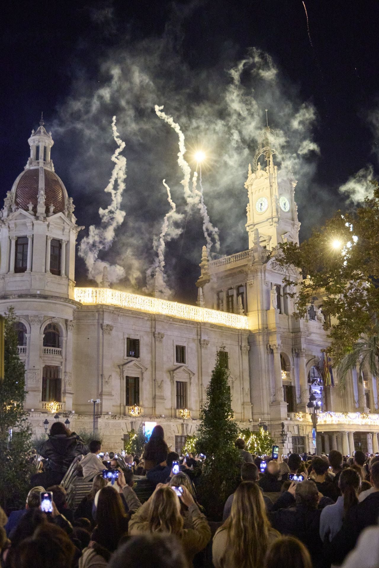 FOTOS | Las Navidades y el Maratón dejan las calles de Valencia a rebosar: «Es como si estuviéramos en Fallas»