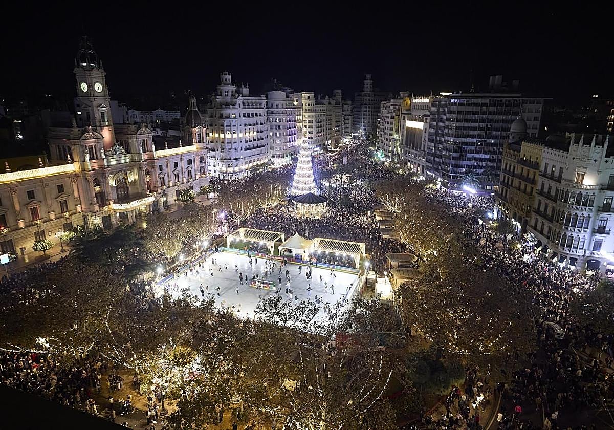 Plaza del Ayuntamiento llena de personas, este sábado, en Valencia.