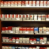 Paquetes de cigarrillos en un estanco, en una imagen de archivo.