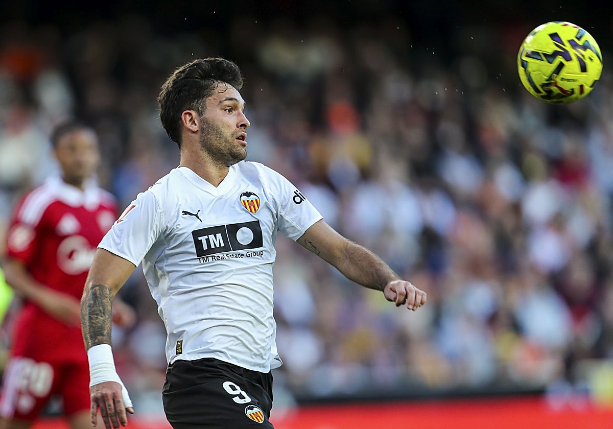 Hugo Duro intenta controlar el esférico durante el partido contra el Sevilla.