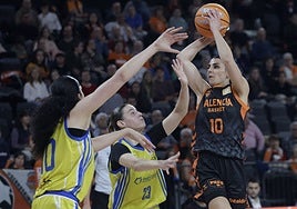 Romero lanza a canasta ante la defensa de Claudia Contell.