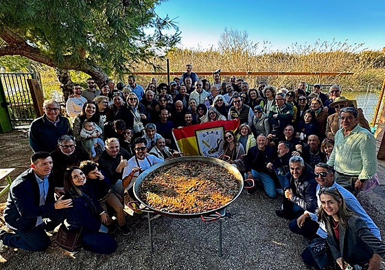 Los buzos de la Guardia Civil, familiares y amigos junto a la paella cocinada por Edu Torres.