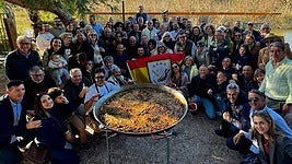 Los buzos de la Guardia Civil, familiares y amigos junto a la paella cocinada por Edu Torres.