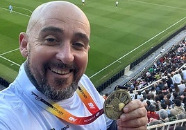 Oscar García Santamaría, feliz tras completar el Maratón Valencia, en Mestalla.
