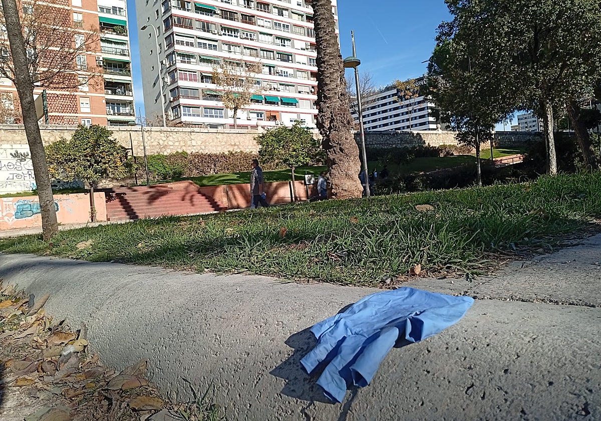 Un guante sanitario cerca del lugar donde apuñalaron a la víctima.