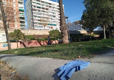 Un guante sanitario cerca del lugar donde apuñalaron a la víctima.