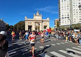 Batucadas, megáfonos y animadores: el ambiente festivo del Maratón impregna las calles de Valencia