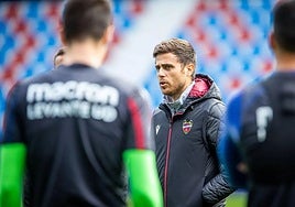 Alessio Lisci dirige un entrenamiento del Levante en 2022.