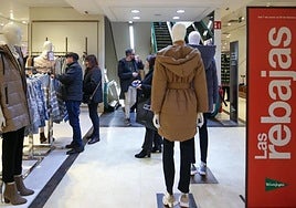 Varias personas buscan prendas con descuentos en El Corte Inglés.