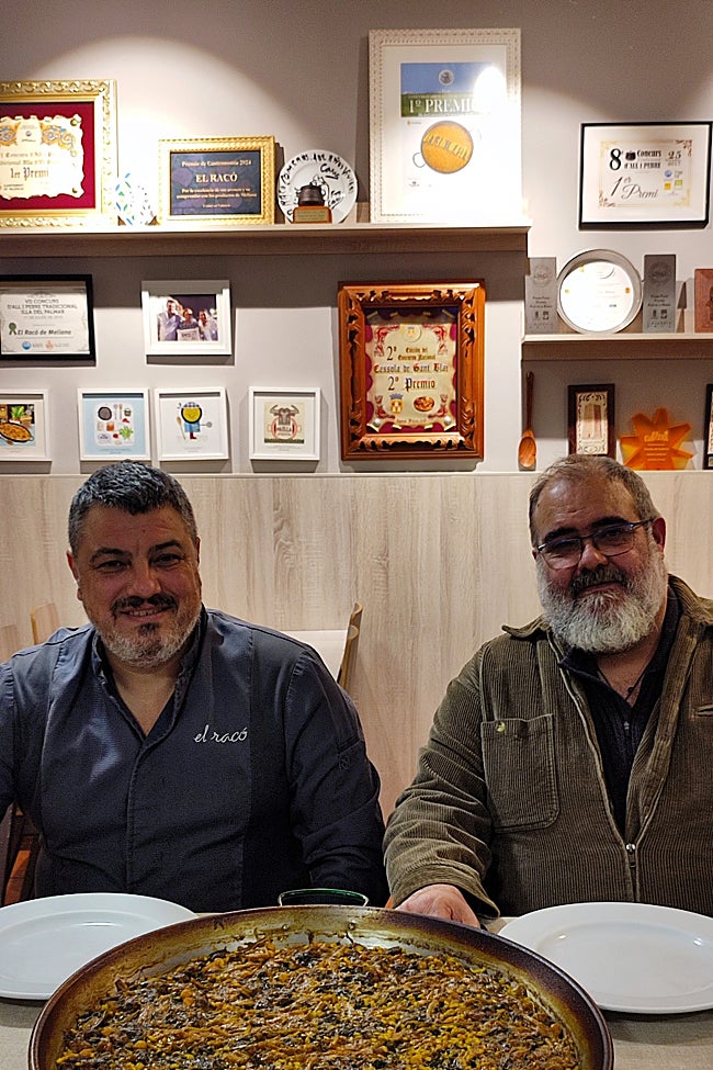 Fray Ángel acudió al Racó de Meliana para aprender la receta de la mano de Paco Gimeno.