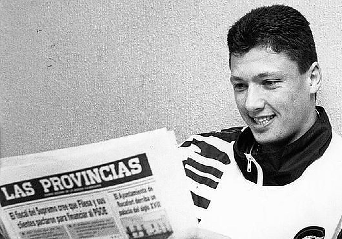 Lubo Penev, con un ejemplar de Las Provincias.