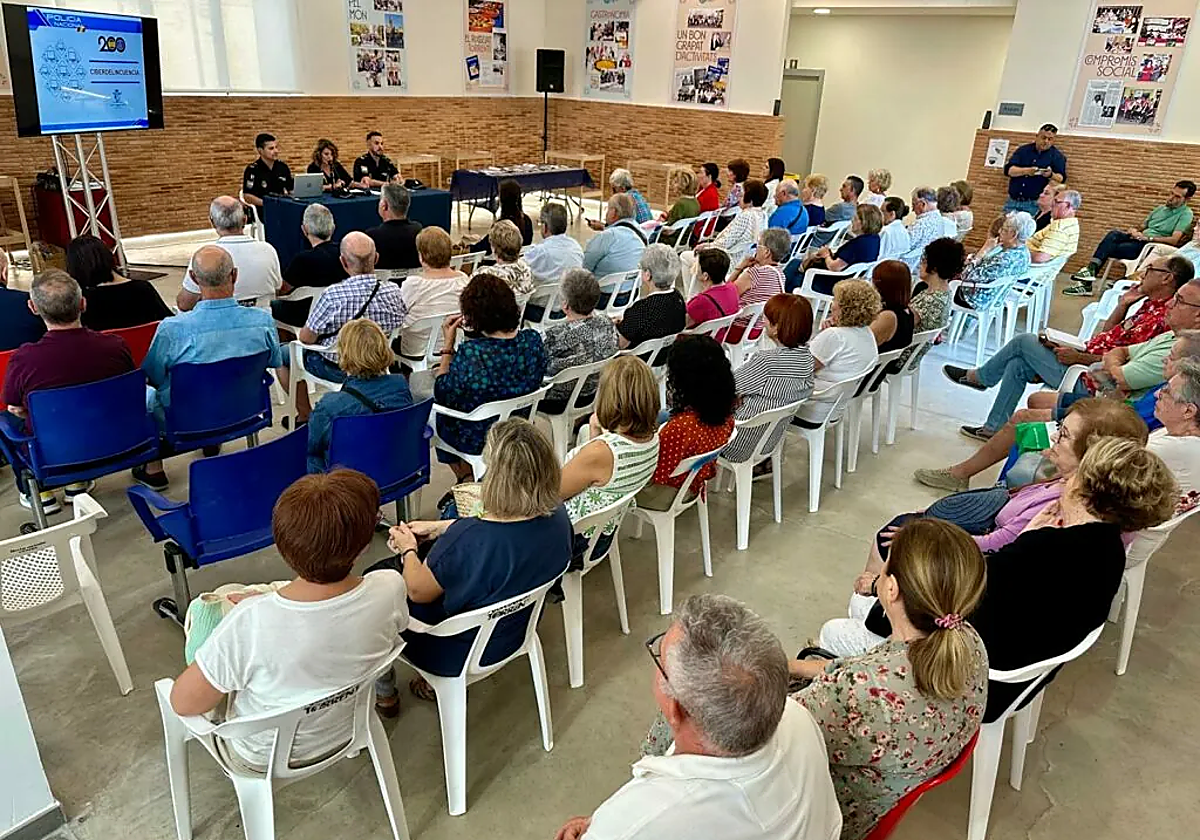 Público asistente a una charla anterior en Torrent para prevenir la ciberdelincuencia.