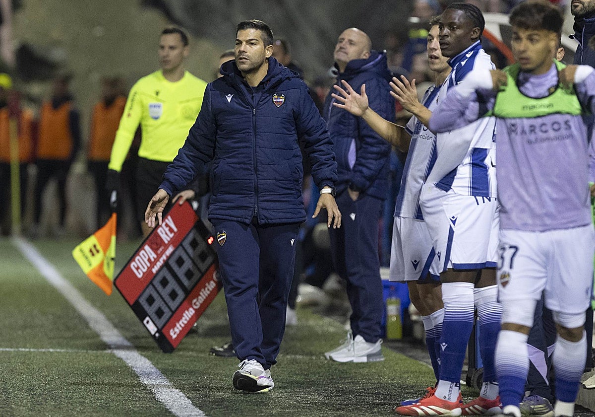 Del Moral dirigiendo al Levante en Copa del Rey.