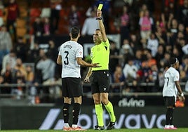 José Manuel Copete, amonestado en Mestalla.