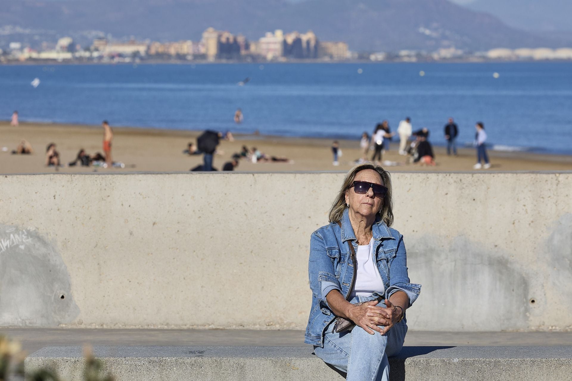Ambiente festivo en la playa de Valencia al calor de las buenas temperaturas