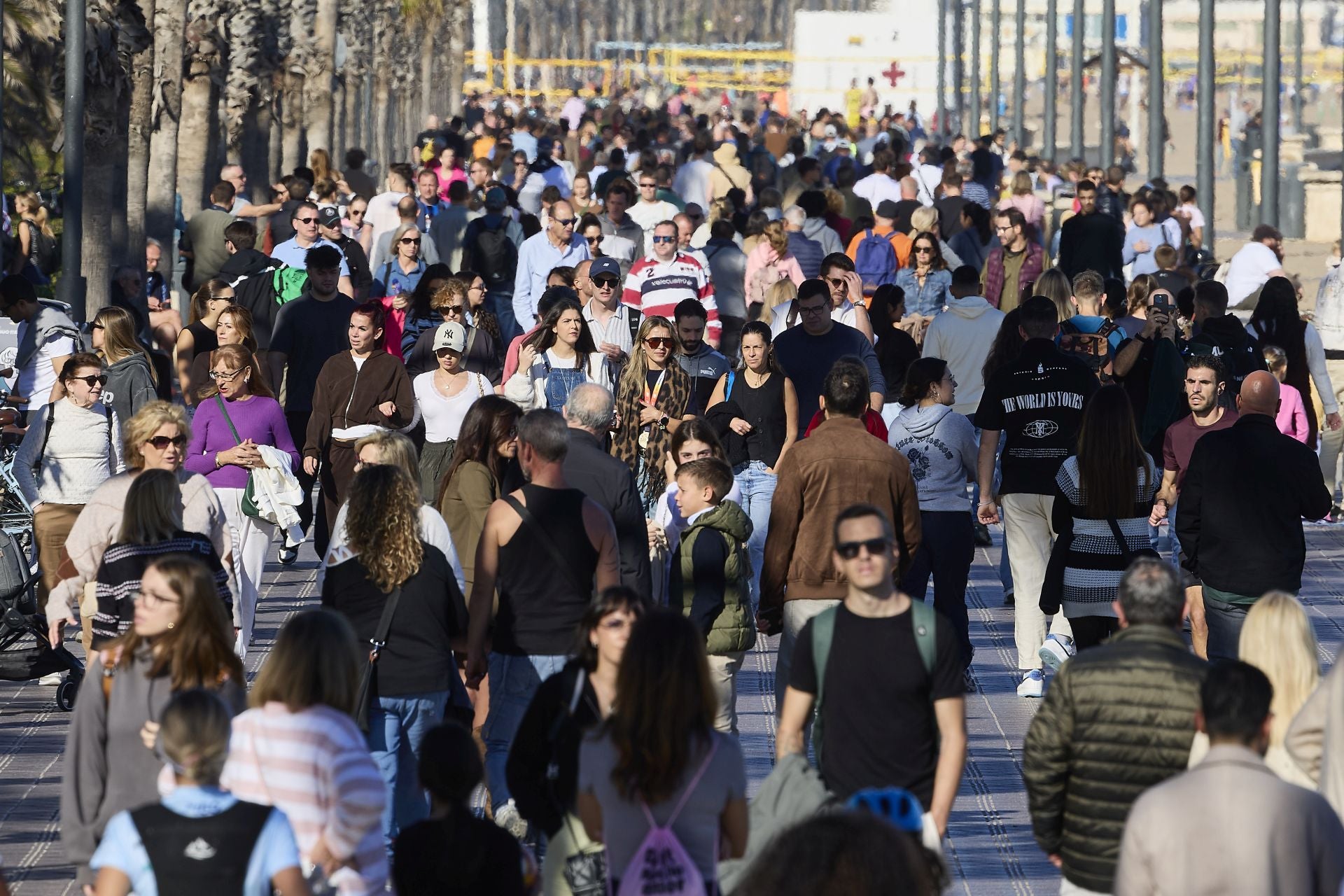 Ambiente festivo en la playa de Valencia al calor de las buenas temperaturas