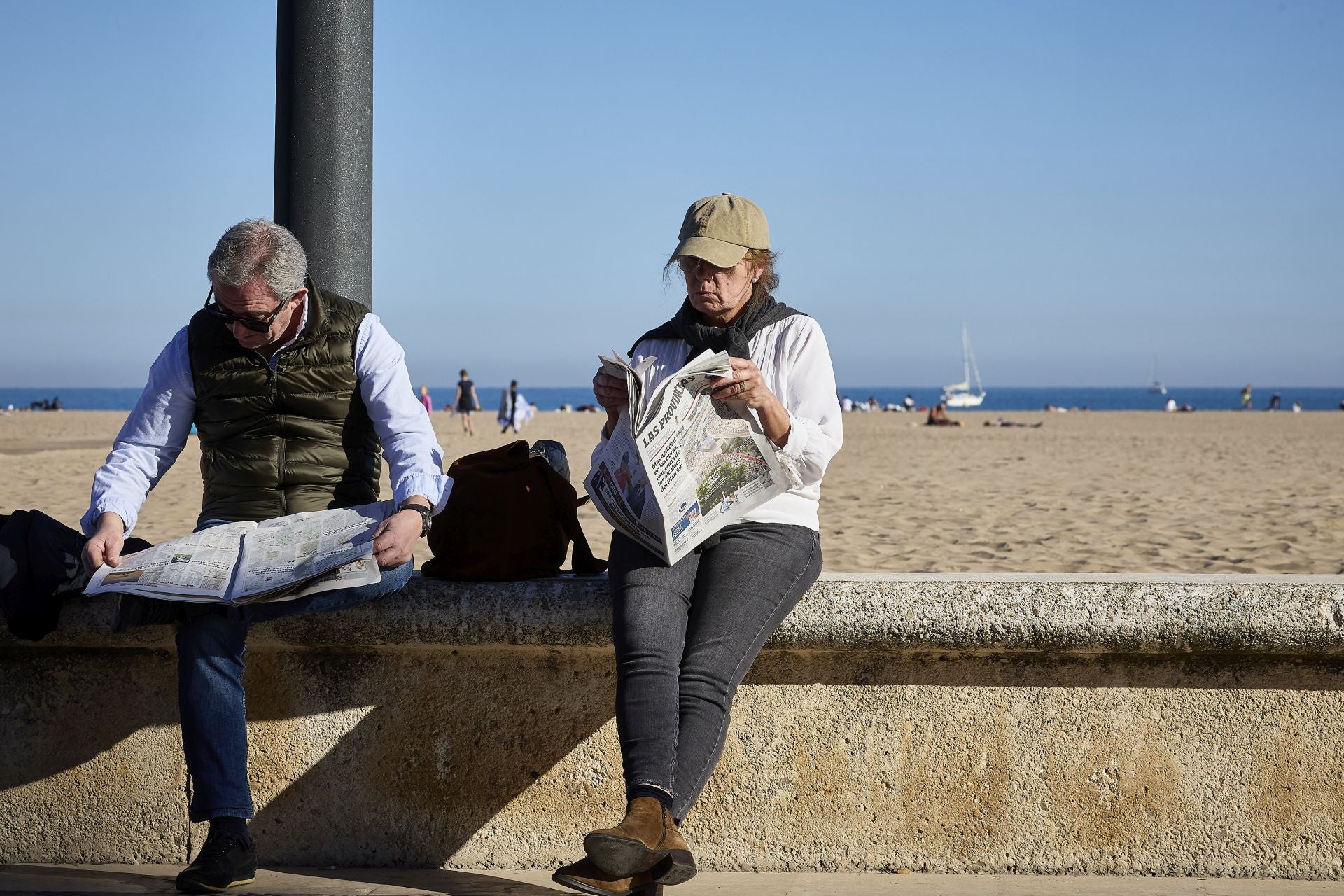 Ambiente festivo en la playa de Valencia al calor de las buenas temperaturas
