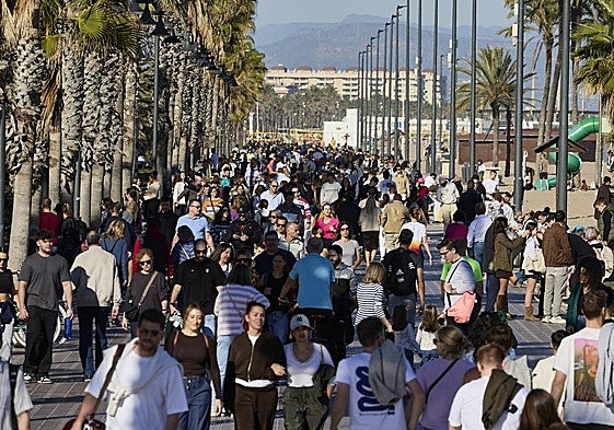 Ambiente festivo en la playa de Valencia al calor de las buenas temperaturas
