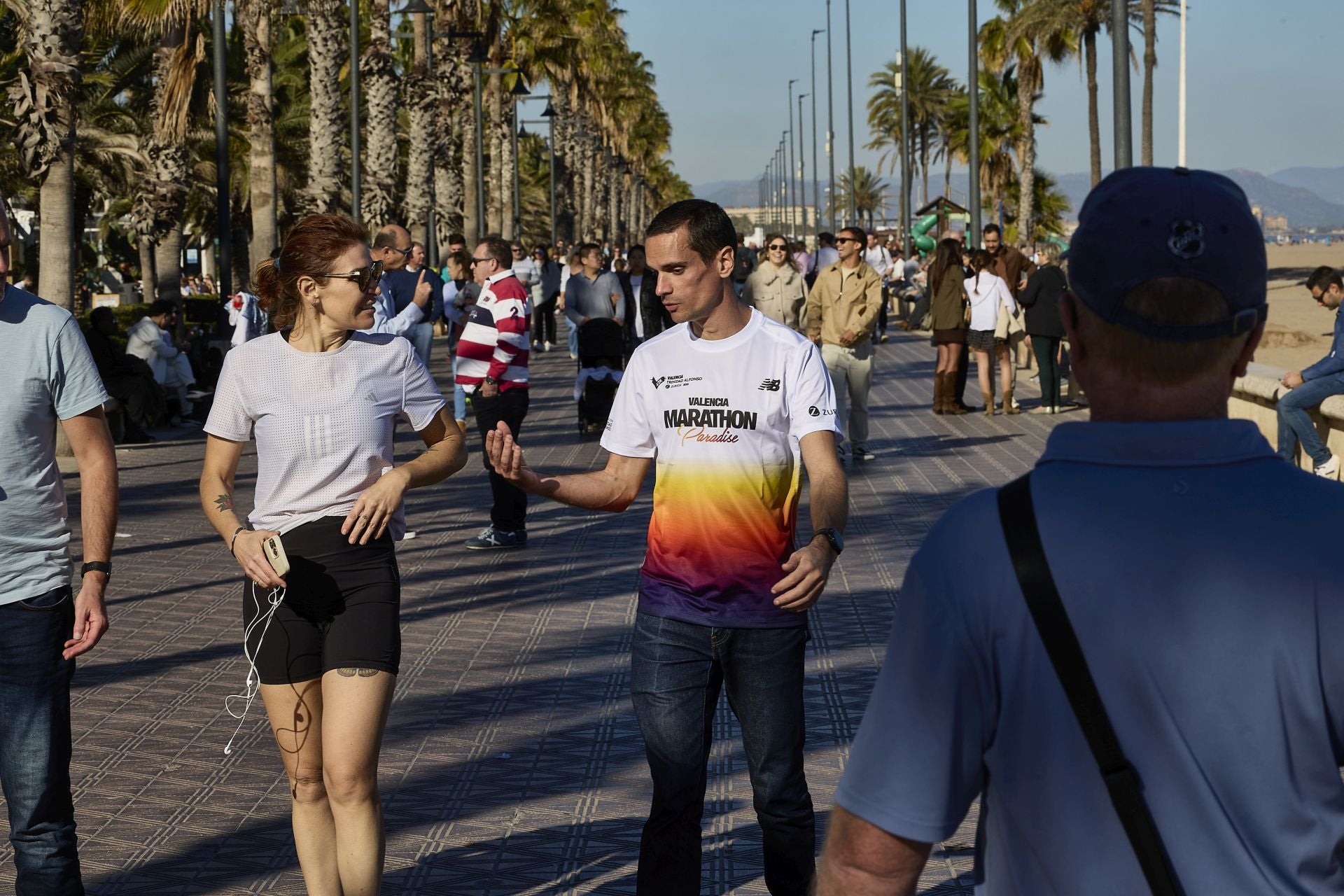 Ambiente festivo en la playa de Valencia al calor de las buenas temperaturas