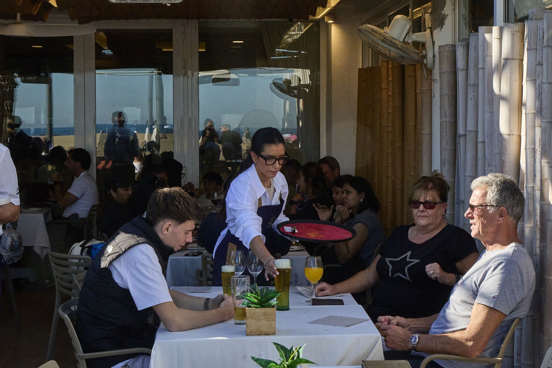 Ambiente festivo en la playa de Valencia al calor de las buenas temperaturas
