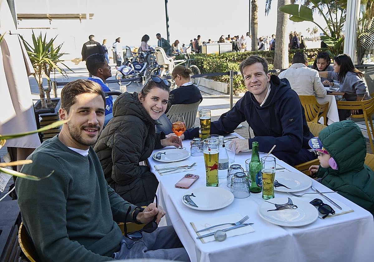Imagen principal - El paseo marítimo de Valencia, lleno de turistas en un día con máximas de 21 grados