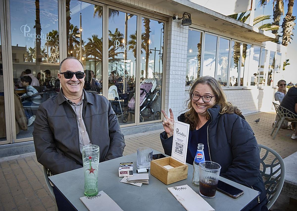 Imagen secundaria 1 - El paseo marítimo de Valencia, lleno de turistas en un día con máximas de 21 grados