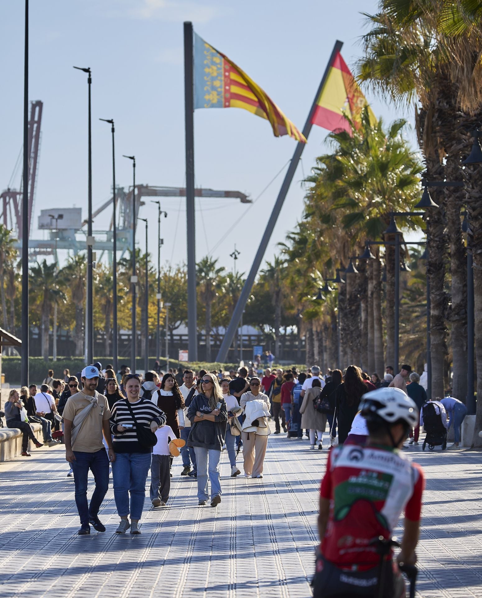 Ambiente festivo en la playa de Valencia al calor de las buenas temperaturas