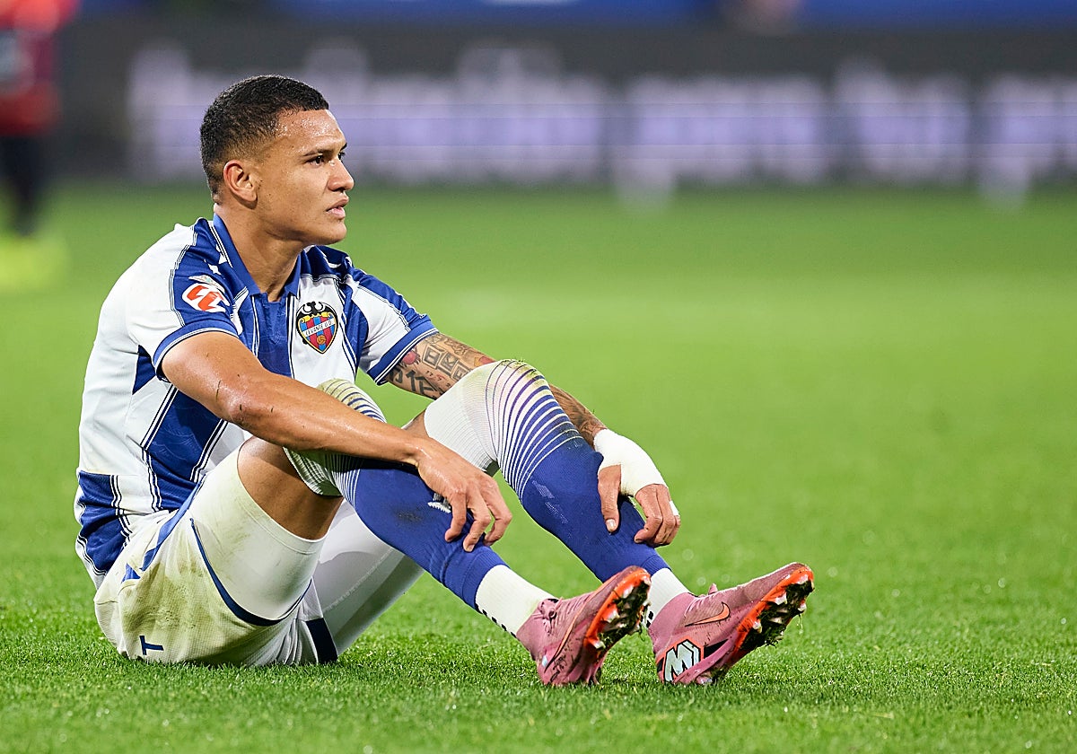 Kervin Arriaga se lamenta sobre el césped de El Sadar.