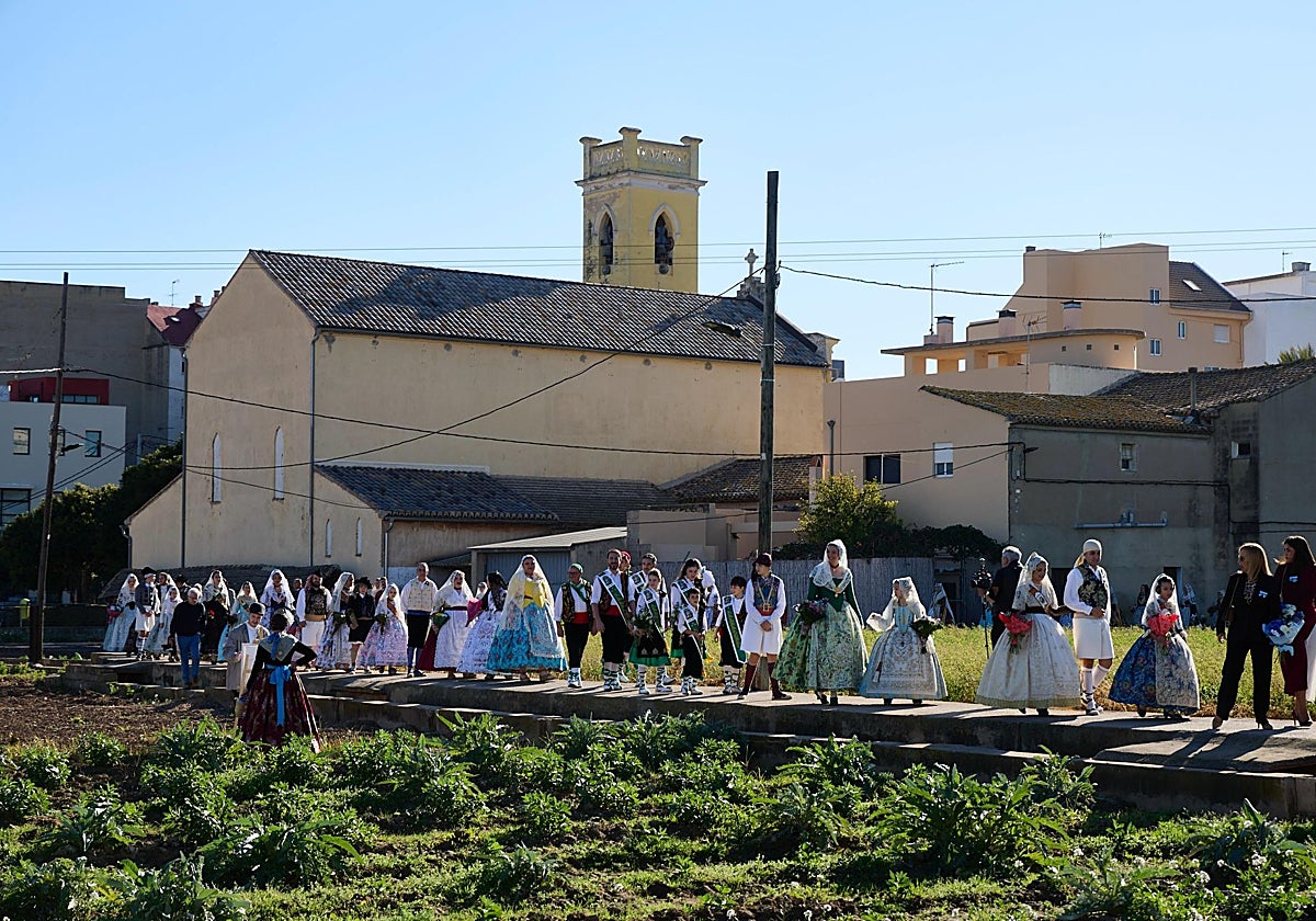 Desfile festivo por los caminos de la huerta en Horno de Alcedo.