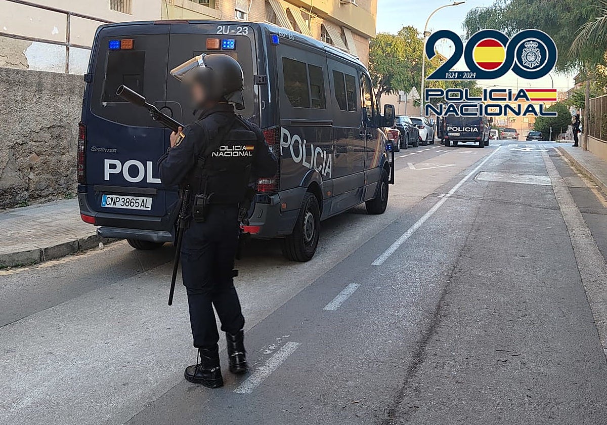 Uno de los agentes que participó en los registros.