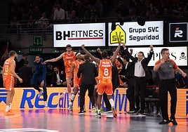 Montero celebra, junto a Pedro Martínez, la canasta ganadora de Taylor en Vitoria.