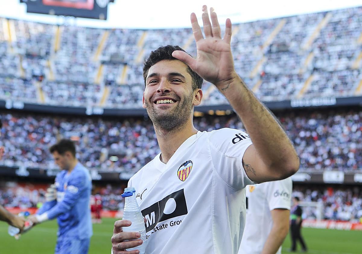 Hugo Duro saluda a la grada de Mestalla.