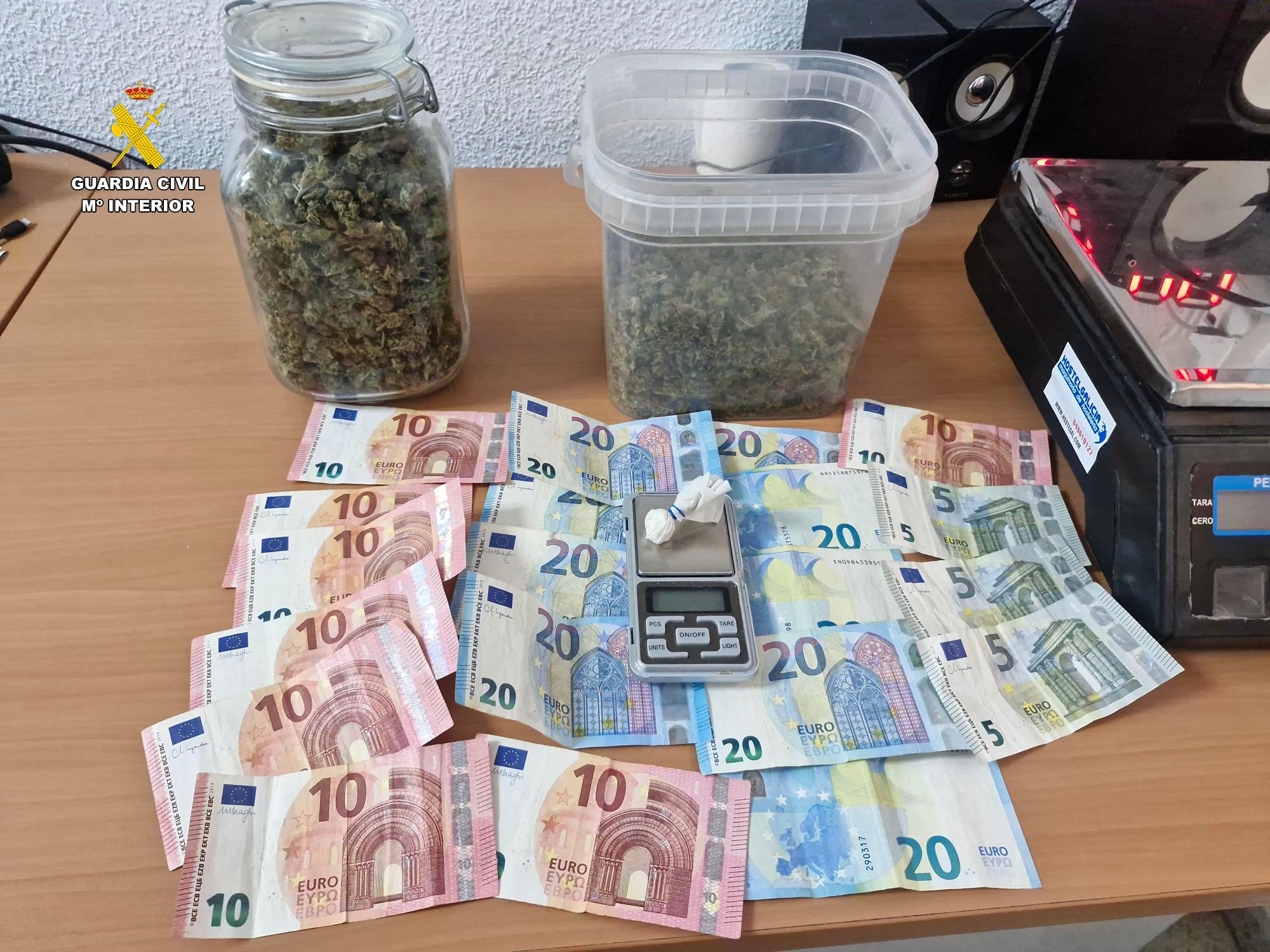 Droga, dinero y báscula incautados.