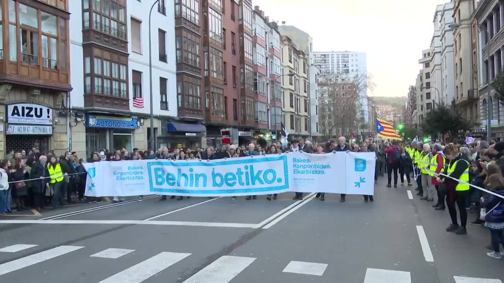 Miles de personas se manifiestan en Bilbao y reclaman "derechos humanos" para los presos de ETA